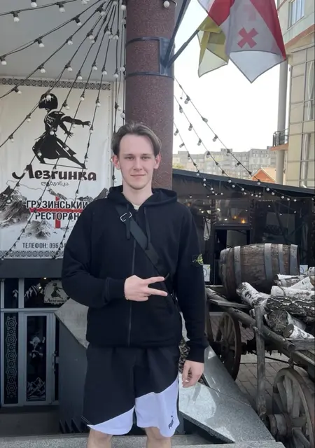 Я Valera, 19 років з Рівного, шукаю знайомство для спільних подорожей