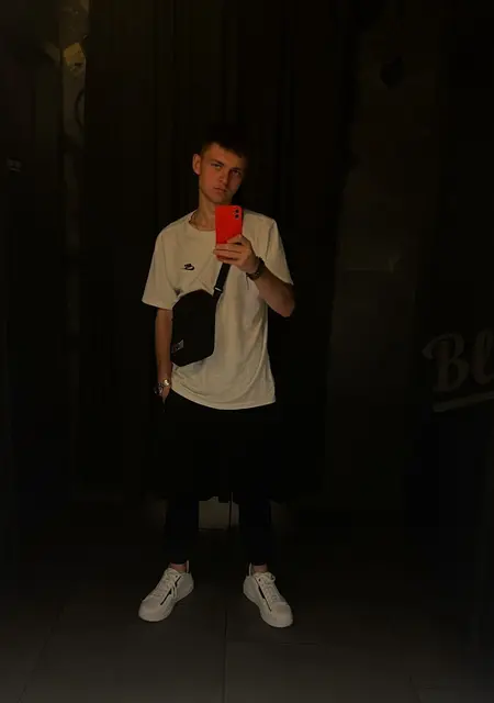 Я Владислав, 21 років, знайомлюсь на одну ніч у Київ