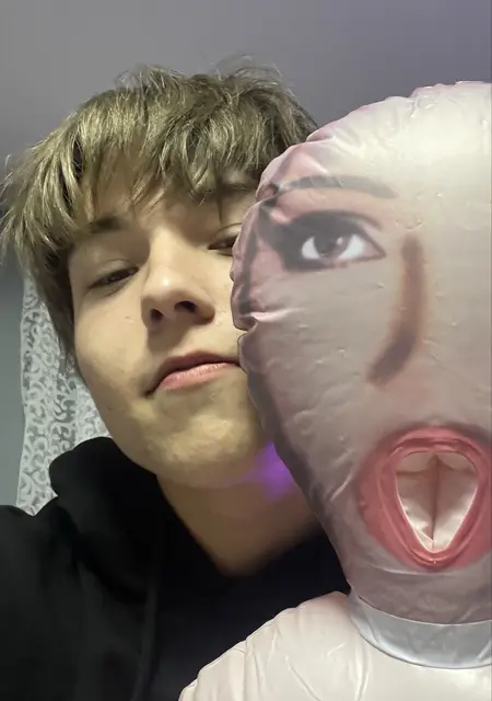 Я Илья, 19, из Берлина, ищу знакомства без обязательств