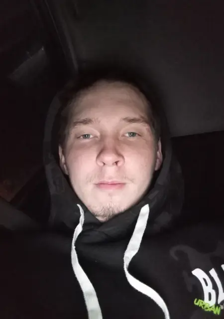 Я Артём, 25, из Мирнограда, ищу знакомства на одну ночь