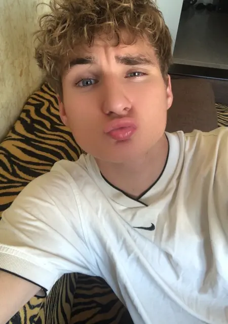 Артем из Минска, мне 18, познакомлюсь без обязательств