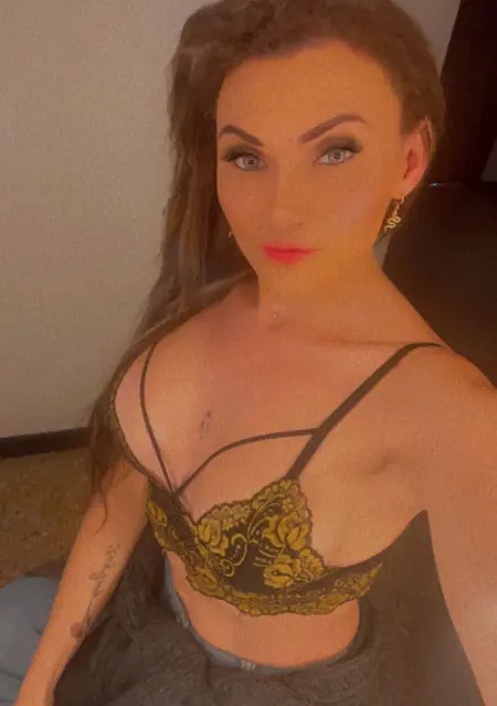 Soy Kimberly, 34 años de Girona, busco conocer gente para lío de una noche