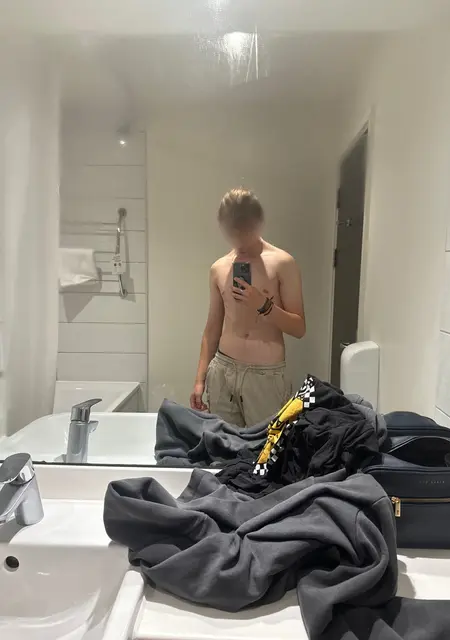 John from Newport, 20 years old, ready to meet for virtual conversation