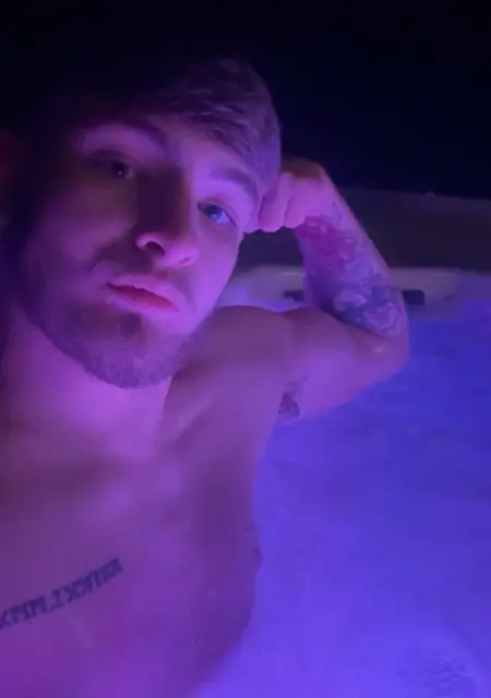 Я Caelum, 19, из Уиган, ищу знакомства без обязательств