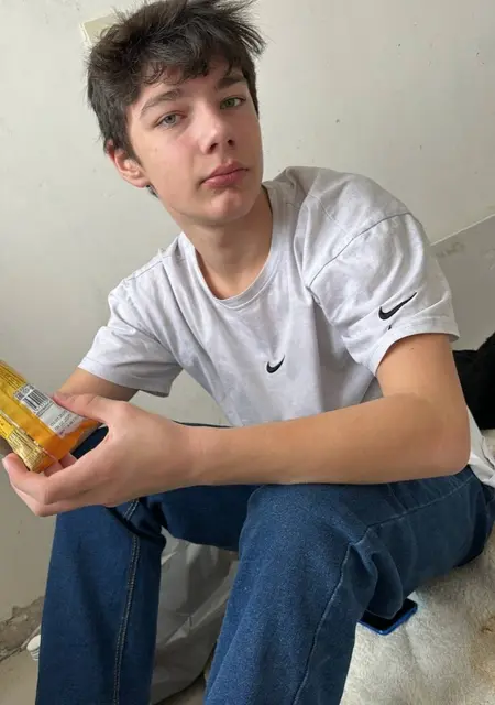 Я Слава, 18, из Барановичей, ищу знакомства без обязательств