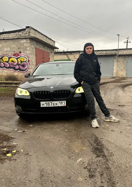Я Ростик, 20, из Парижа, ищу знакомство для приятного времяпровождения