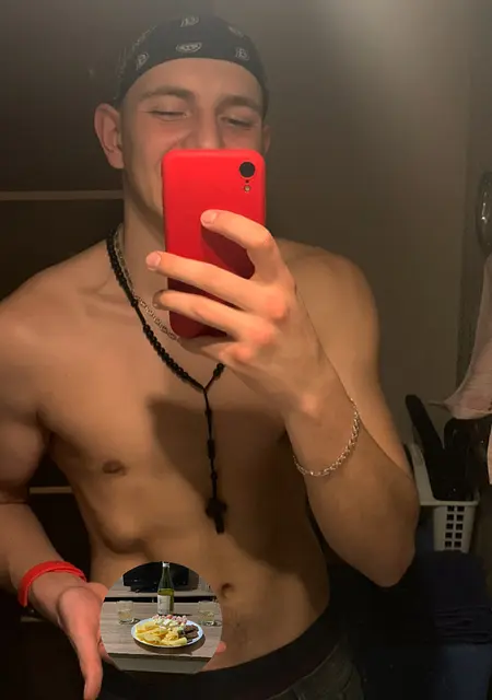 Артем из Охтирка, мне 24, познакомлюсь на одну ночь