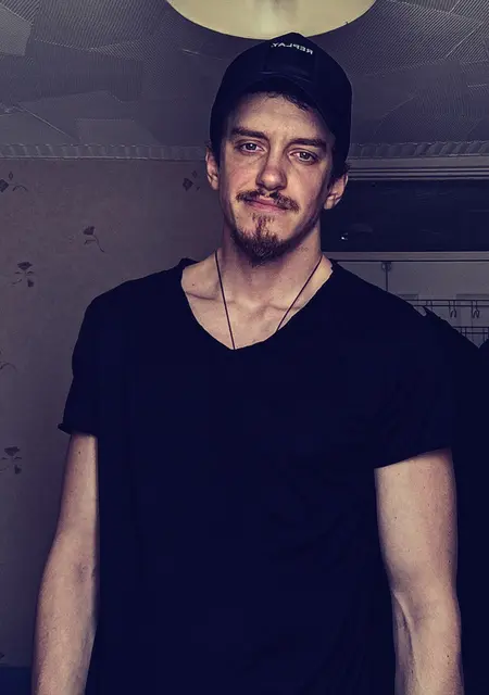 I'm Denis, 33 from Brighton, seeking connections for chat