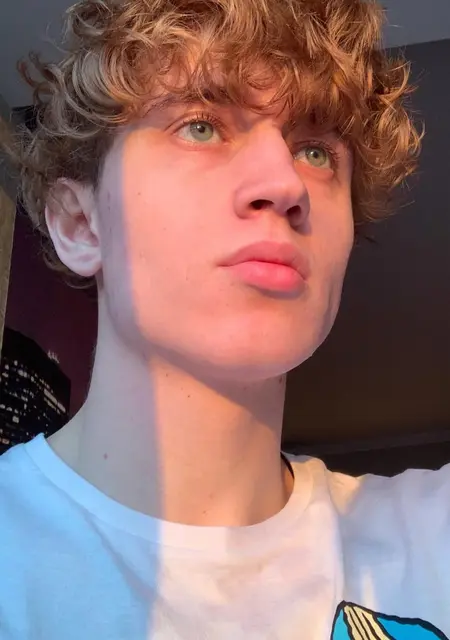 Я Арсений, 25, знакомлюсь без обязательств в Бишкеке