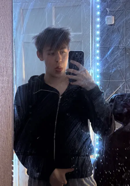 Я Михаил, 18, знакомлюсь без обязательств в Киеве