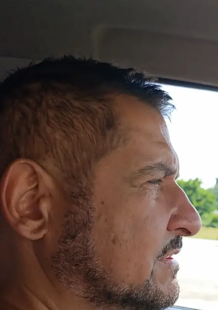 Майкл из Ужгорода, мне 45, познакомлюсь без обязательств