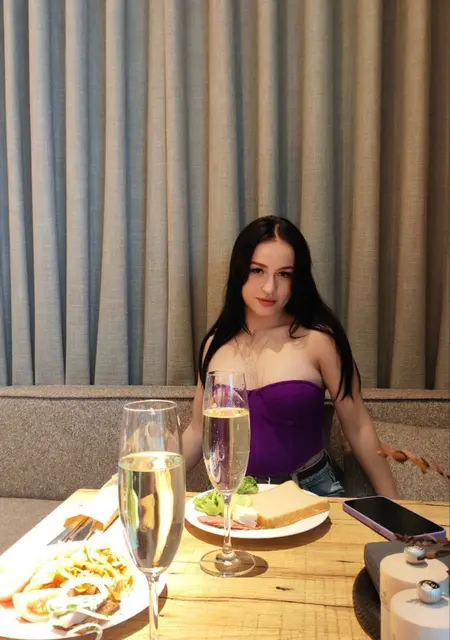 Я Вероніка, 18 років, знайомлюсь для приємного проведення часу у Києві