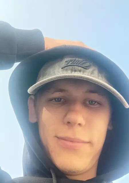 Roma Kran из Томаковки, мне 19, познакомлюсь без обязательств