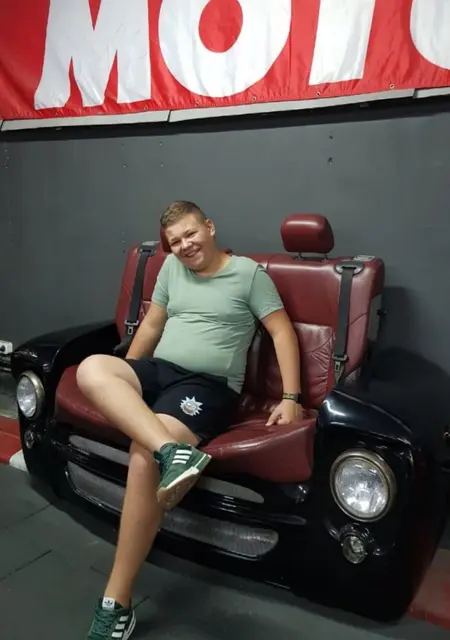 Я Влад, 21, из Мозыря, ищу знакомство для общения