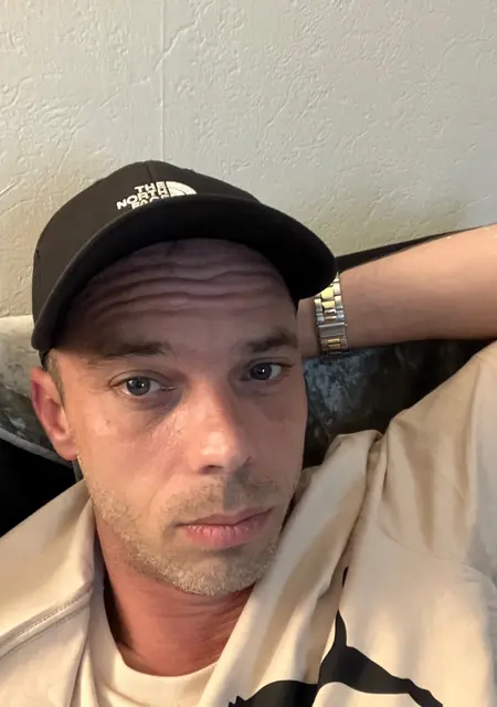 Daniel из Болтон, ищу на сайте знакомства на одну ночь