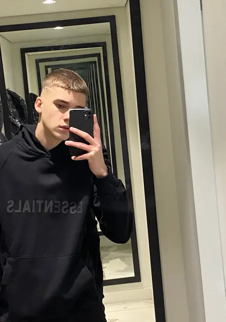 Я Влад, 20, из Одессы, ищу знакомства на одну ночь