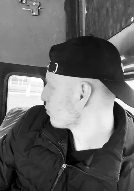 Soy Denis, 20 años de Madrid, busco conocer gente para lío de una noche