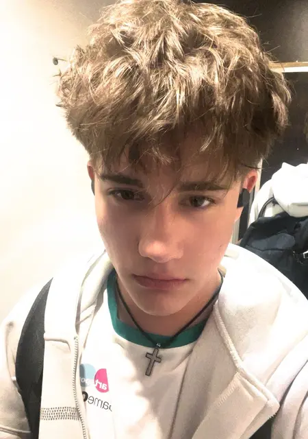 Я Adrian, 19, знакомлюсь для дружбы в Бухаресте