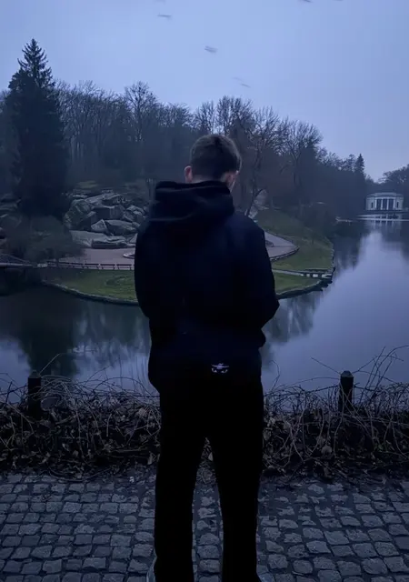 Я Лёша, 18 років з Києва, шукаю знайомства без зобов'язань