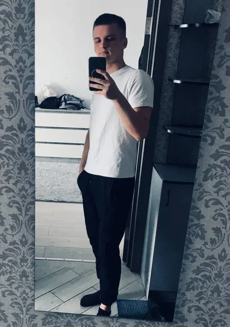Я Дмитро, 20, из Ровно, ищу знакомство для приятного времяпровождения