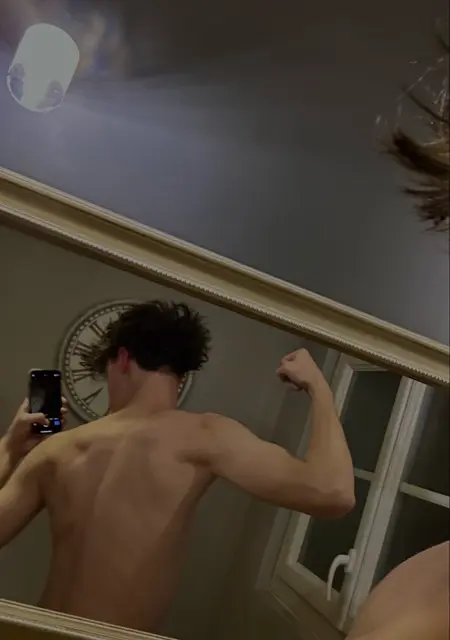 Clément из Ла Ферте-Бернар, мне 20, познакомлюсь на одну ночь