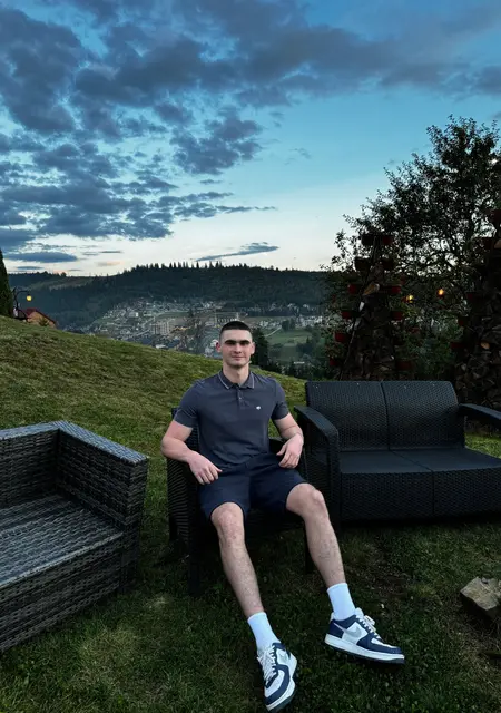 Захар из Броваров, мне 19, познакомлюсь для приятного времяпровождения