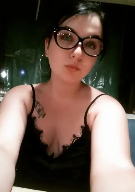 Мила з Дніпро, шукаю на сайті приємне проведення часу