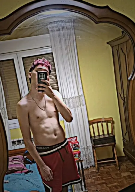 Soy Javier, 19 años de Gijón, busco conocer gente para lío de una noche