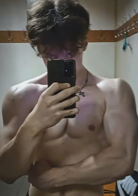 Я Егор, 19, из Кременчуга, ищу знакомство для открытые отношения