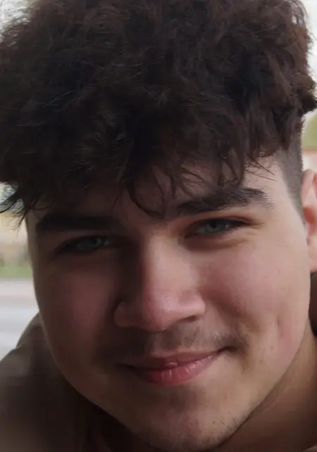 Misha из Дубая, мне 21, познакомлюсь для приятного времяпровождения