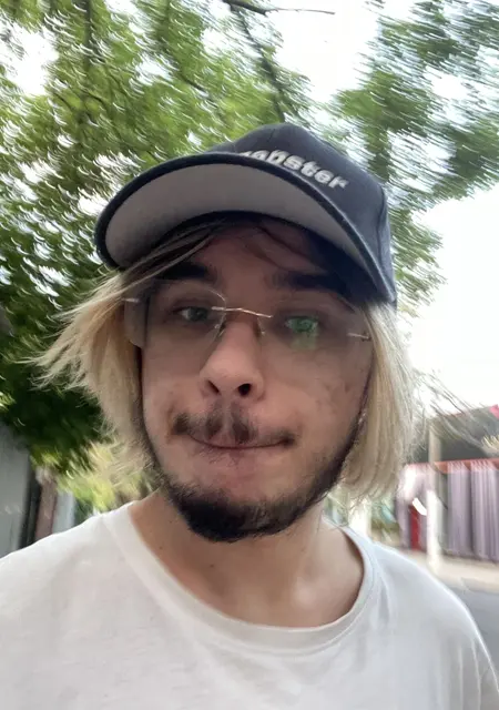 Я Санек, 24, из Одессы, ищу знакомства на одну ночь