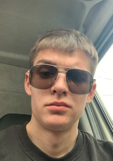 Я Oleg, 19, из Харькова, ищу знакомства без обязательств