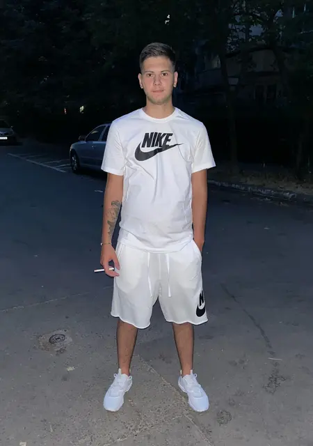 Я Cosmin, 21, из Бухареста, ищу знакомство для общения