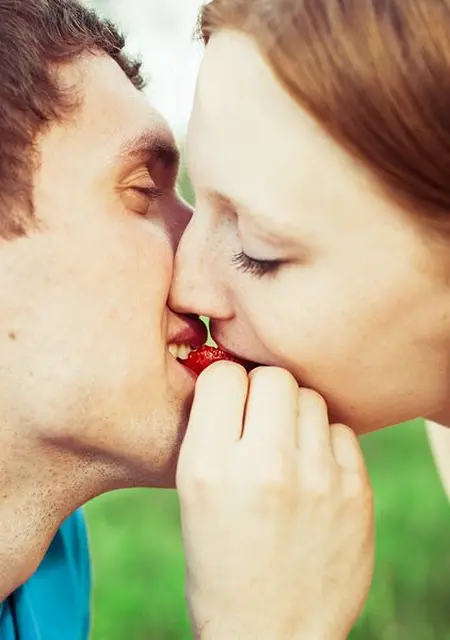 Я Катя-Вова, 33 років з Києва, шукаю знайомства без зобов'язань