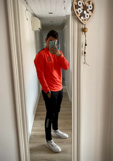 Soy Victor, 22 años de Zaragoza, busco conocer gente para chatear