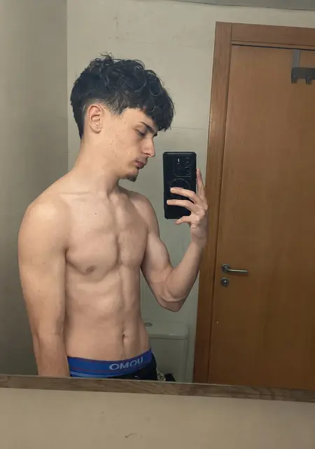 Hugo de Madrid, tengo 18 años, listo para conocer para pasatiempo agradable