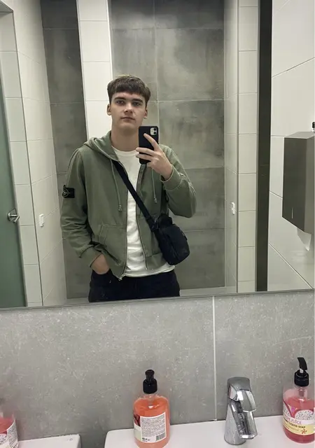 Я Саша, 19, знакомлюсь без обязательств в Познани