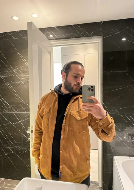 I'm Koorowsh, 33 from Manchester, seeking connections for one-night stand