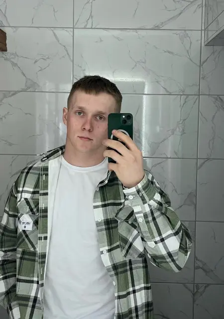 Артем из Минска, мне 22, познакомлюсь на одну ночь