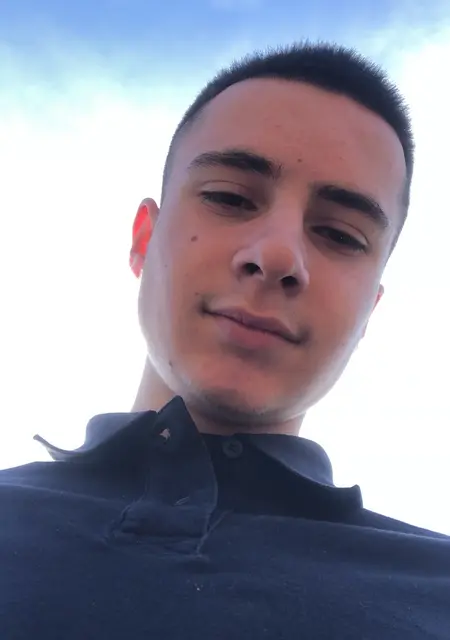 Я Владислав, 22 років з Чернівців, шукаю знайомства без зобов'язань