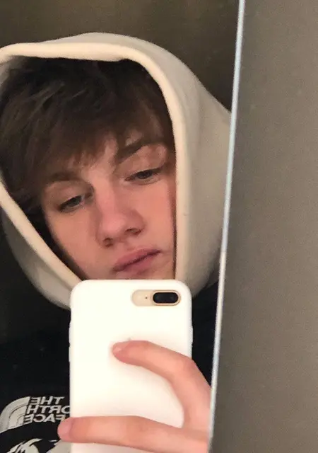 Никита из Минска, мне 21, познакомлюсь без обязательств