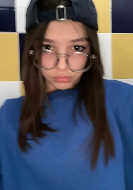 Я Elena, 19, из Валенсии, ищу знакомства без обязательств