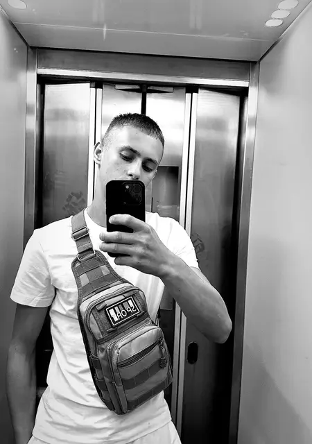 Я Іван, 18, из Кромержиж, ищу знакомство для приятного времяпровождения