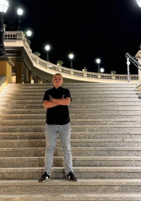 Я Максим, 19, из Варшавы, ищу знакомство для приятного времяпровождения