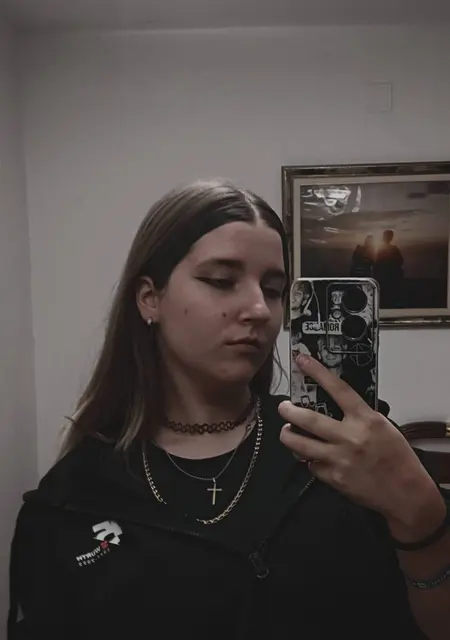 Soy Lena, 18 años de Tortosa, busco conocer gente para lío de una noche