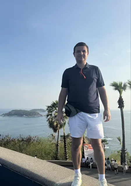 I'm Andr, 40 from London, seeking connections for friendship