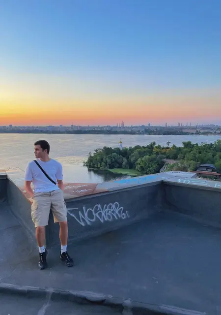 Максим з Кам'янського, шукаю на сайті спілкування