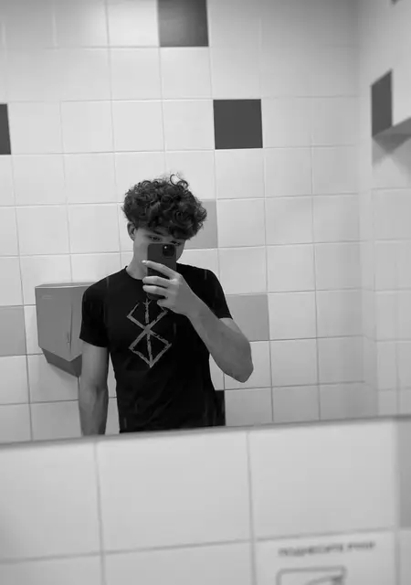 Я Вильдан, 19, из Франкфурта-на-майне, ищу знакомства без обязательств