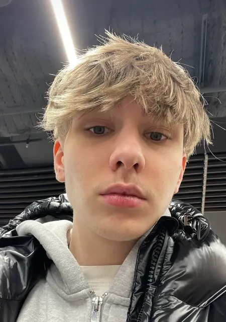 Я Bogdan, 19, из Франкфурта-на-майне, ищу знакомство для приятного времяпровождения