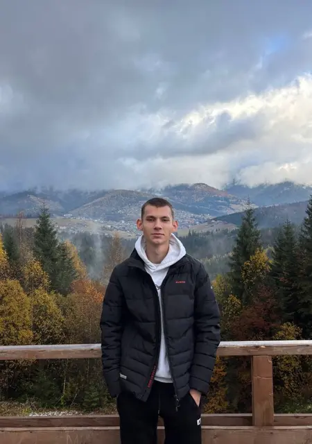 Я Андрій, 18 років, знайомлюсь без зобов'язань у Одесі